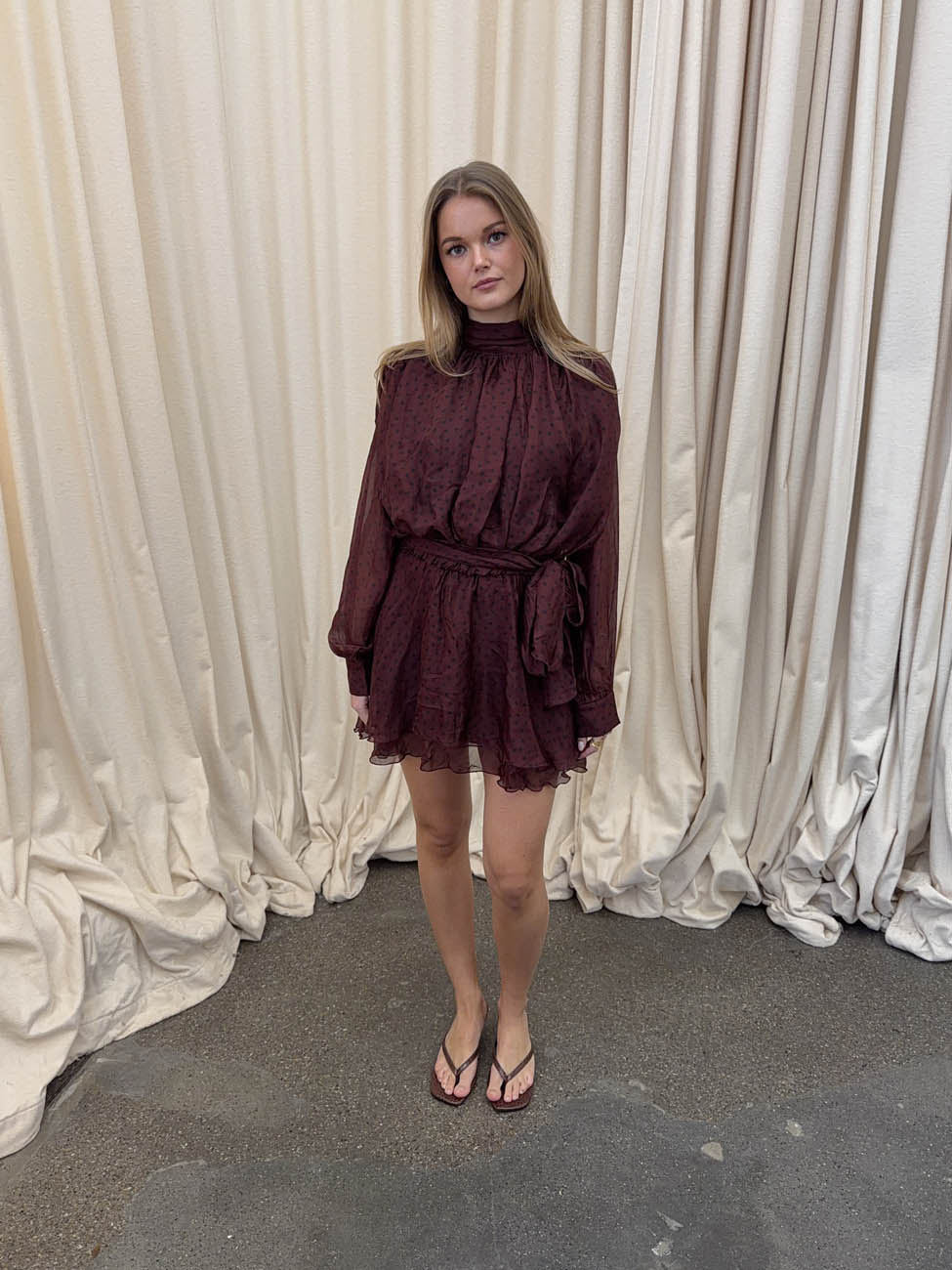 Tommeline polka dotted dress with tie – Burgundy
