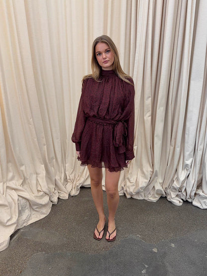 Tommeline polka dotted dress with tie – Burgundy