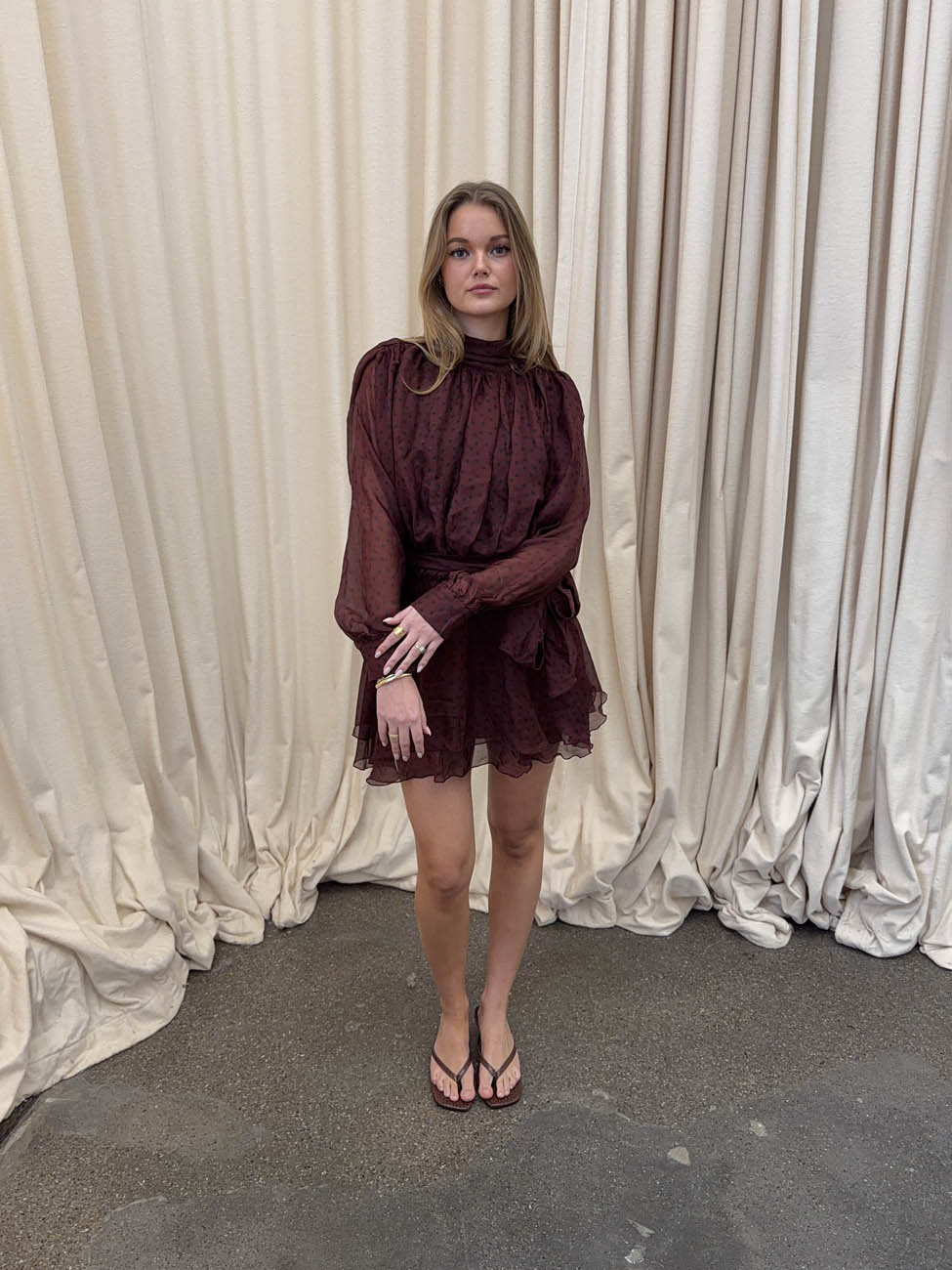 Tommeline polka dotted dress with tie – Burgundy