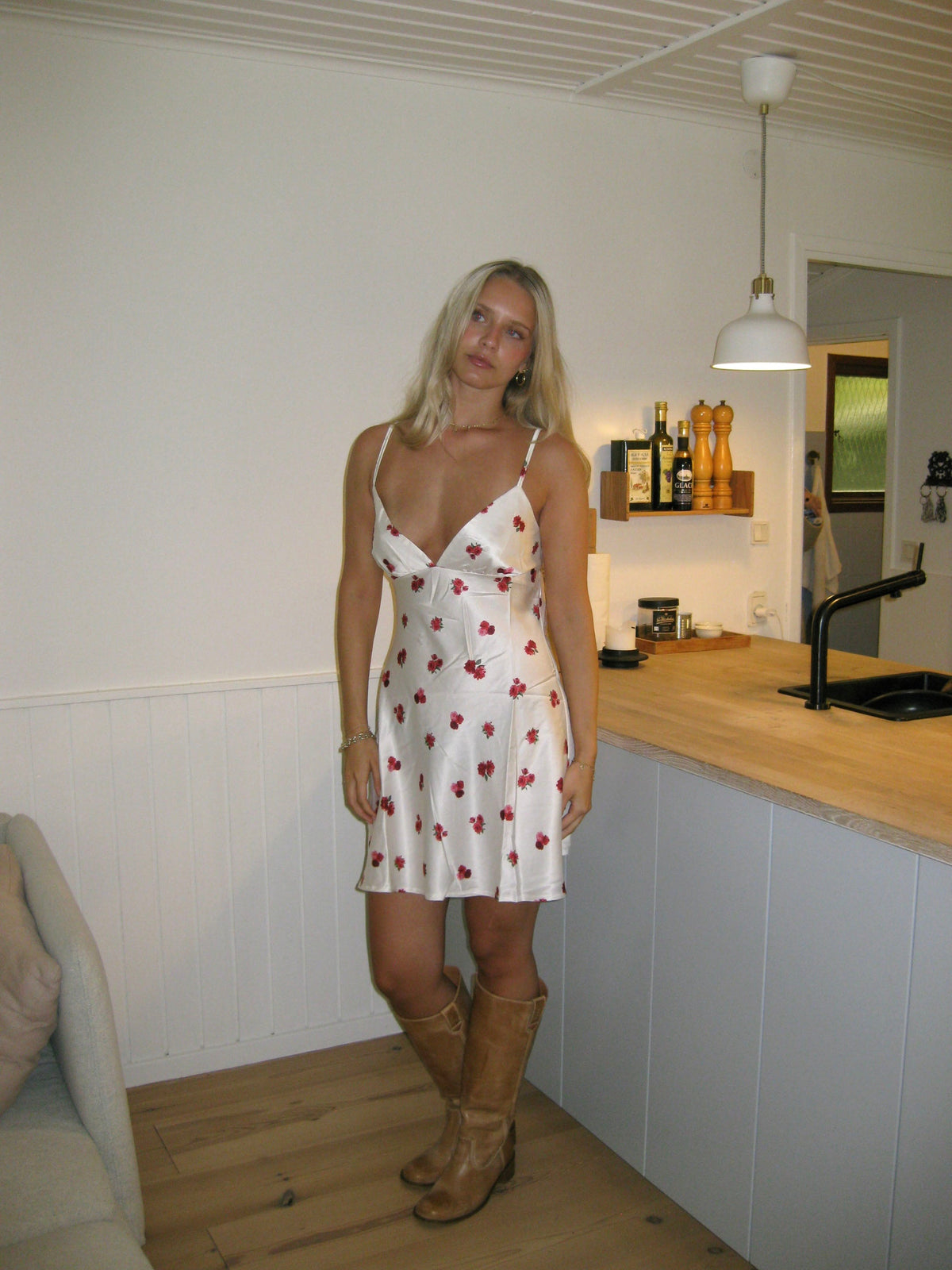 Elodia satin dress with floral print – White/red