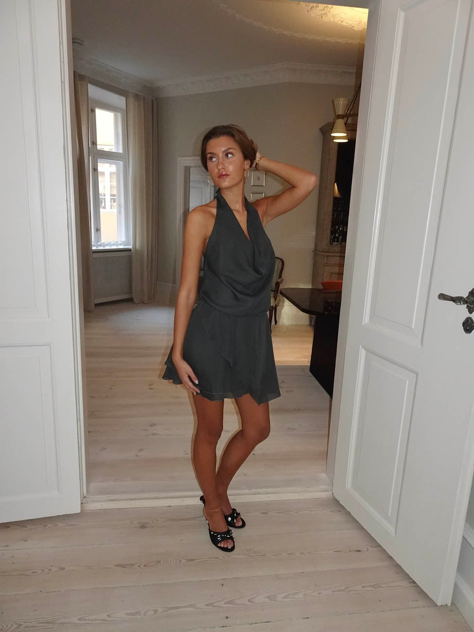 Denaya dress with ruffles and open back - Dark grey