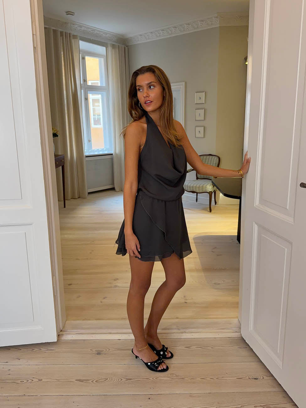 Denaya dress with ruffles and open back - Dark grey
